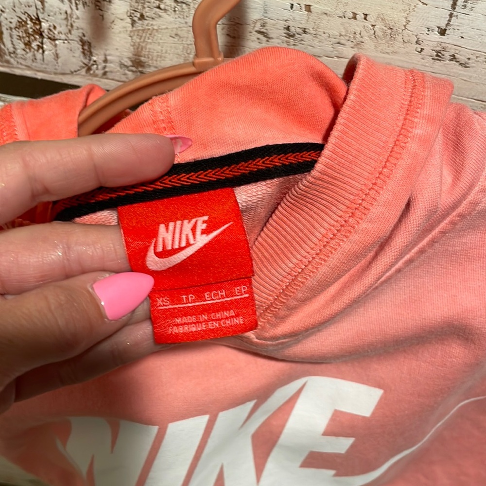 🔥🔥 (3/$20)
Nike Muscle Tank w/ Hoodie in a beautiful Peachy Color - Picture 3 of 3